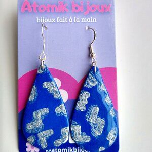 Handmade blue color polymer clay earrings. Boucles d'oreilles fait à la main
